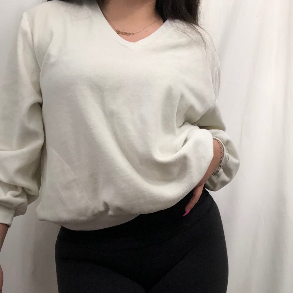 Creme sweater/sweatshirt